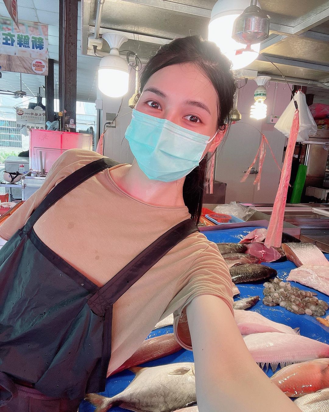史上最正賣海鮮的氣質正妹劉心語 網友暴動每天準時去買魚-第1章-图片5