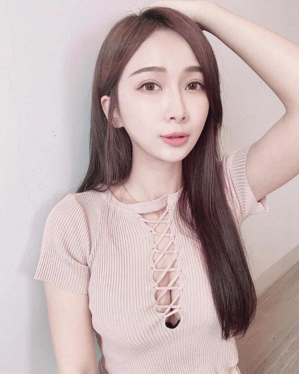 清新公主「李小倢」用鎖骨立蛋要多深才能這麼做!長髮飄逸果然是美女專屬-第1章-图片1