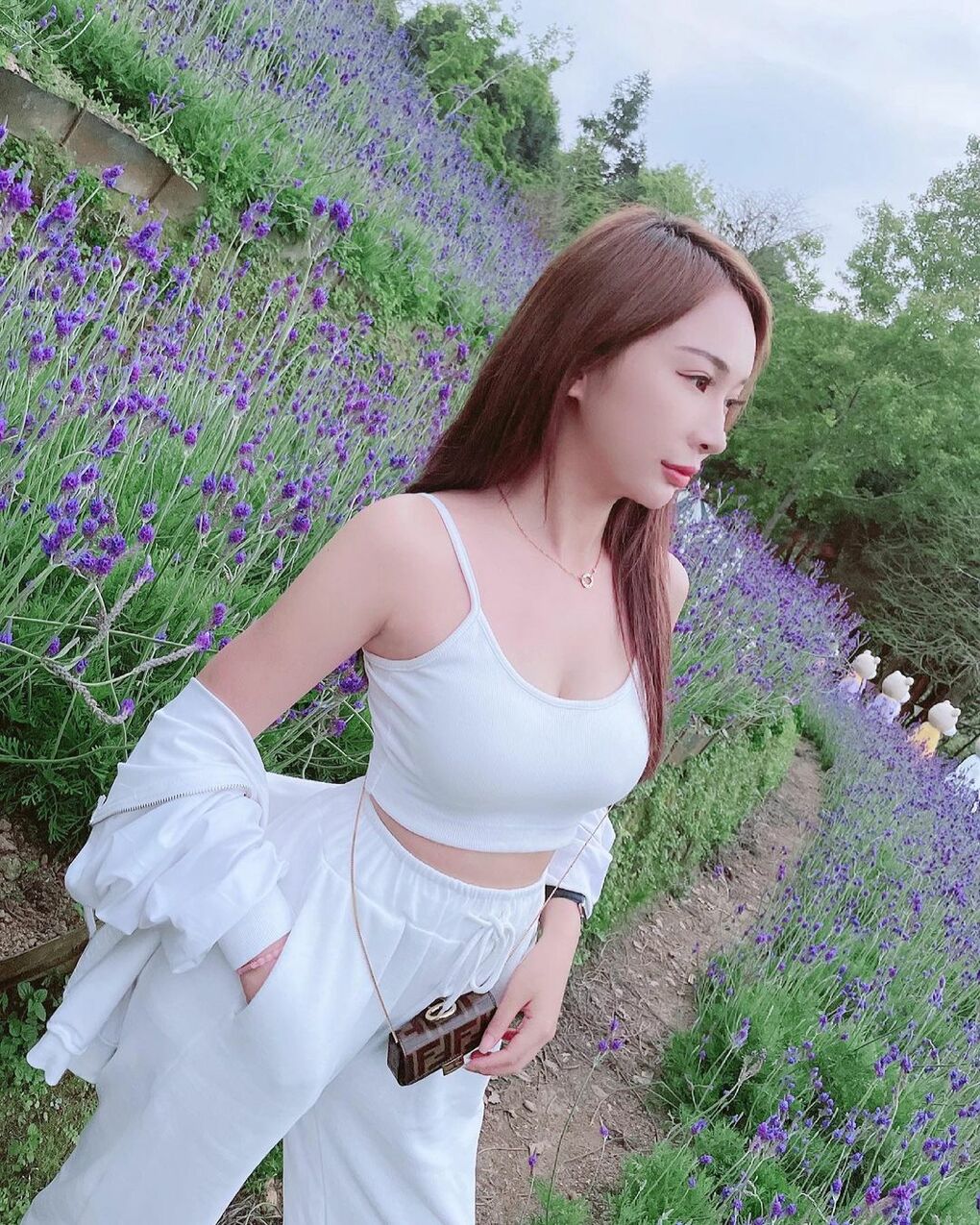 清新公主「李小倢」用鎖骨立蛋要多深才能這麼做!長髮飄逸果然是美女專屬-第1章-图片2