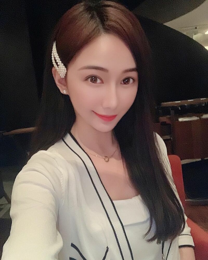 清新公主「李小倢」用鎖骨立蛋要多深才能這麼做!長髮飄逸果然是美女專屬-第1章-图片9