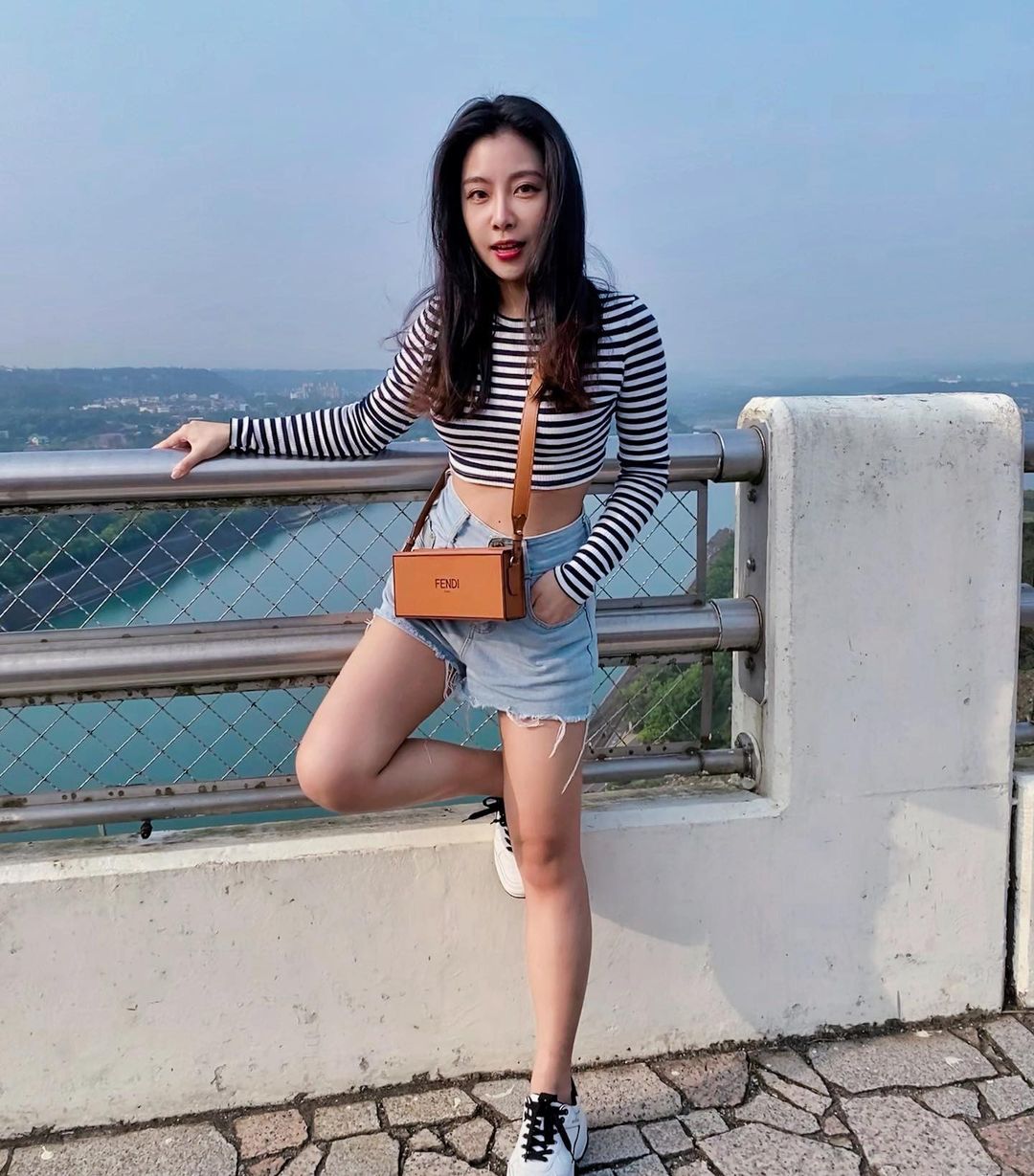 喜歡親近大自然的正妹 Amber 胸前車頭燈真亮啊!-第1章-图片32