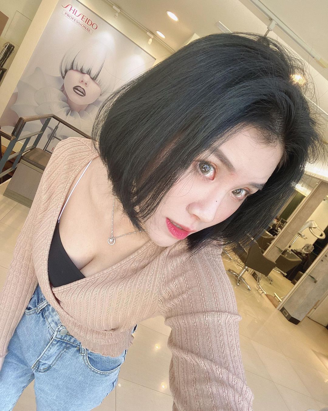 主持人妹子 李子姍 迷人表情好甜美,深V辣曲線實在好兇!-第1章-图片3