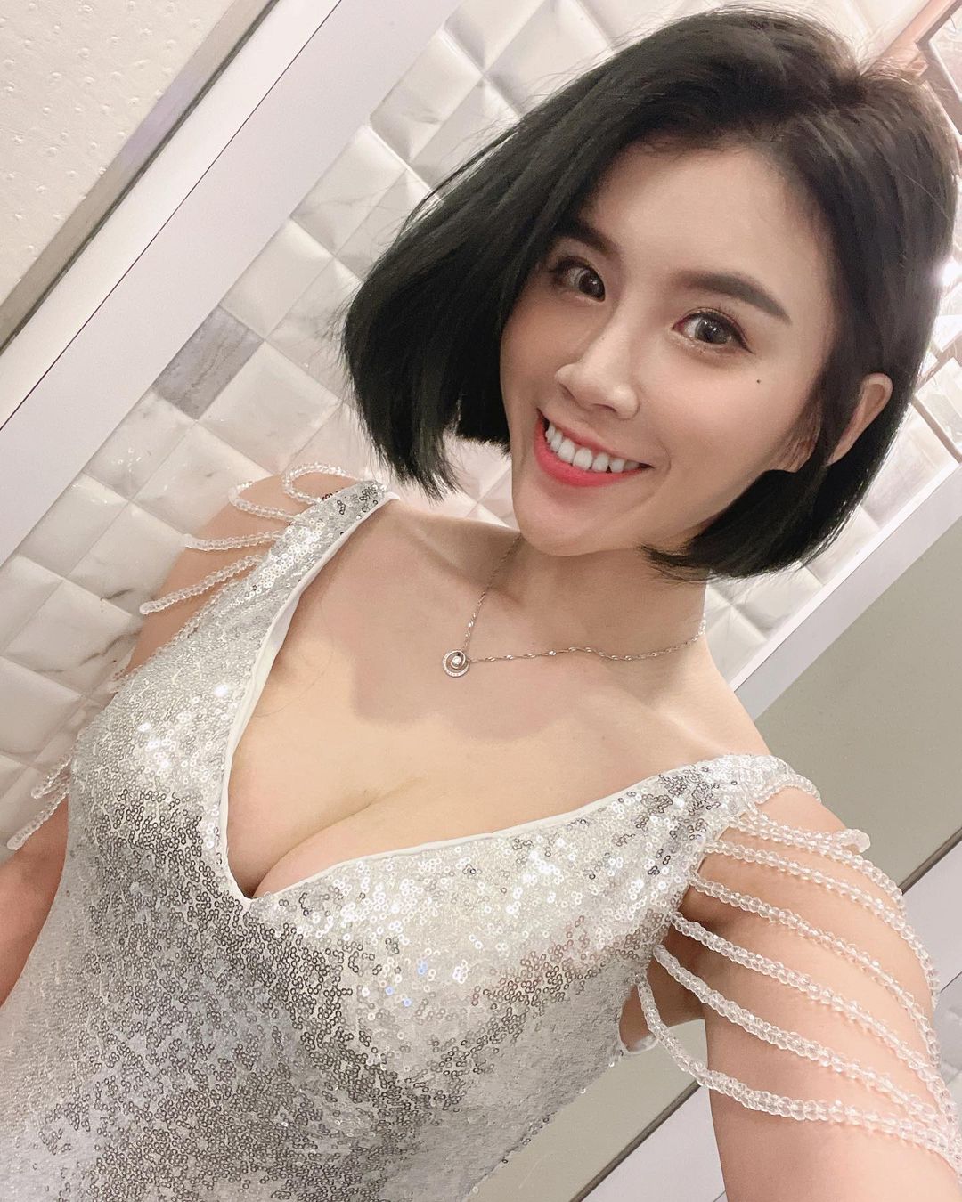主持人妹子 李子姍 迷人表情好甜美,深V辣曲線實在好兇!-第1章-图片8