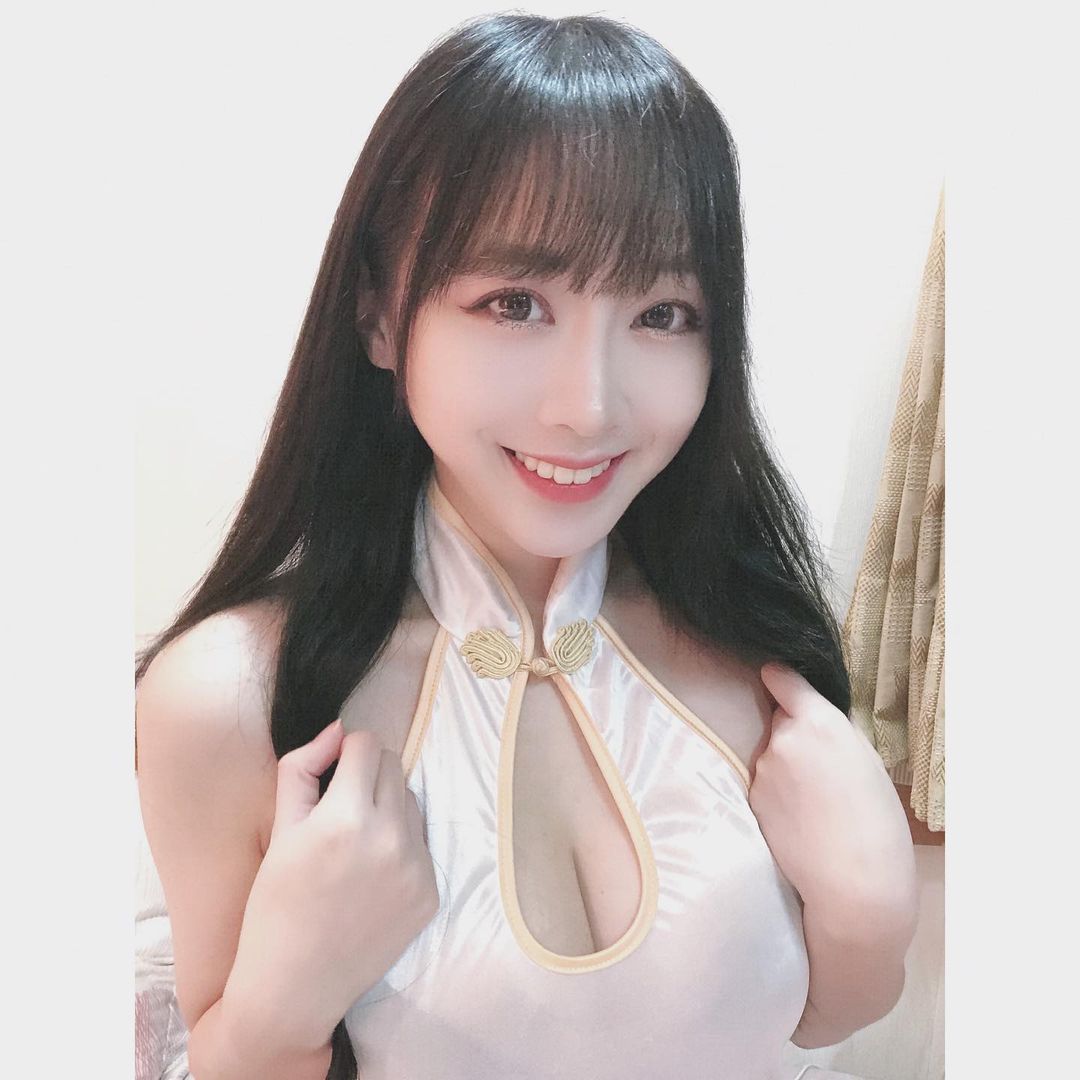 長髮妹子 子韻 迷惑的眼神迷人美乳展現超火辣魅力-第1章-图片15
