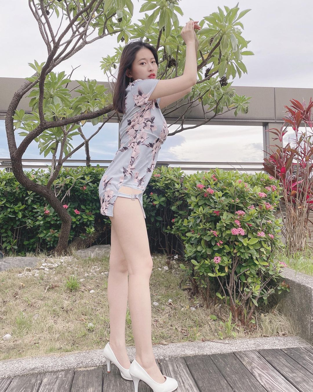 水汪汪大眼的妹子央錡 曬美胸長腿真誘人-第1章-图片1