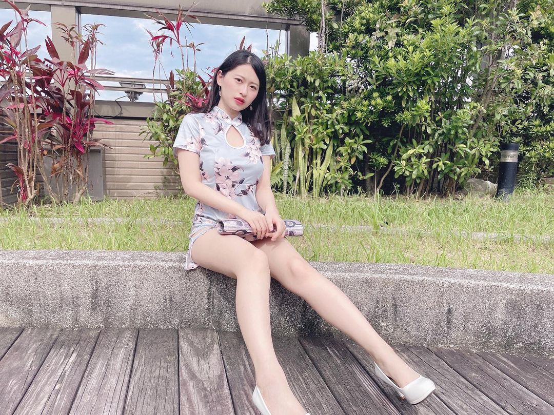 水汪汪大眼的妹子央錡 曬美胸長腿真誘人-第1章-图片2