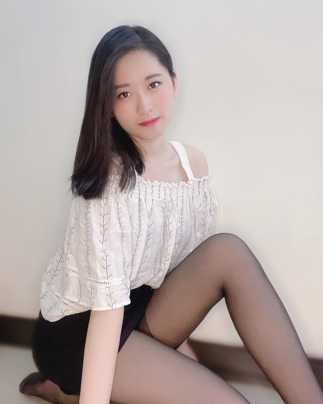 水汪汪大眼的妹子央錡 曬美胸長腿真誘人-第1章-图片10