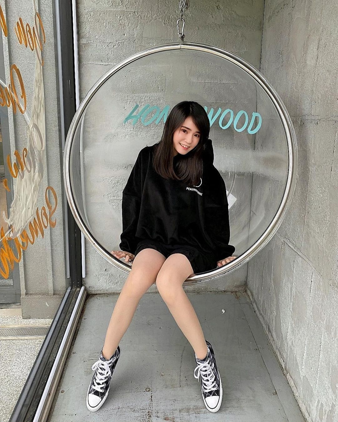 喜歡穿絲襪的美女老師Lola 穿絲襪真是誘人!-第1章-图片2