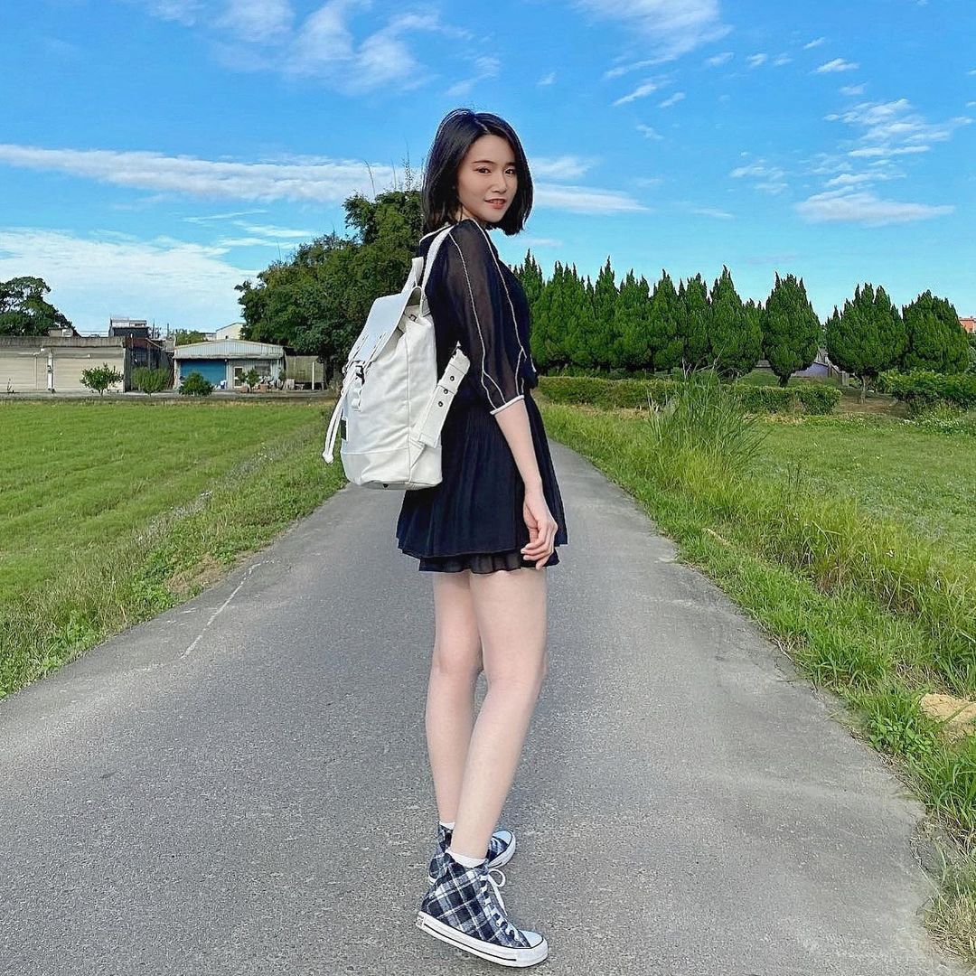 喜歡穿絲襪的美女老師Lola 穿絲襪真是誘人!-第1章-图片7