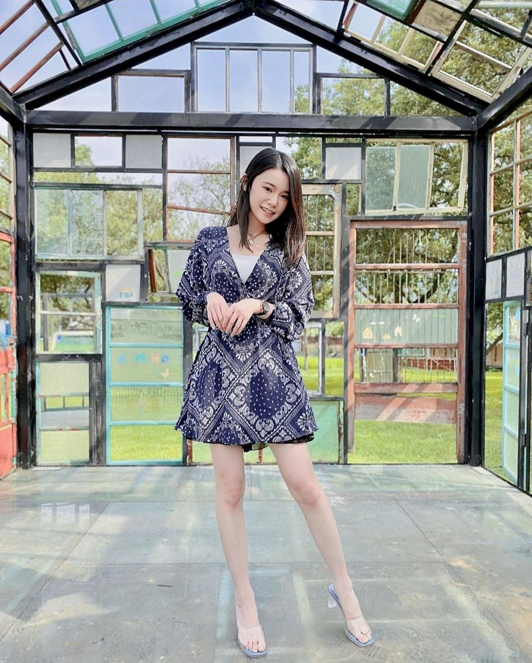 喜歡穿絲襪的美女老師Lola 穿絲襪真是誘人!-第1章-图片9