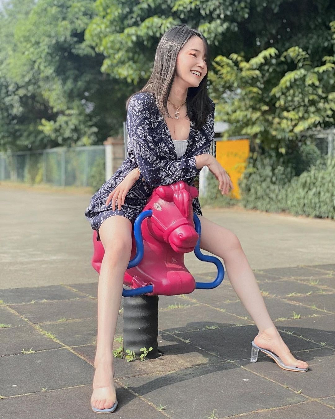 喜歡穿絲襪的美女老師Lola 穿絲襪真是誘人!-第1章-图片11