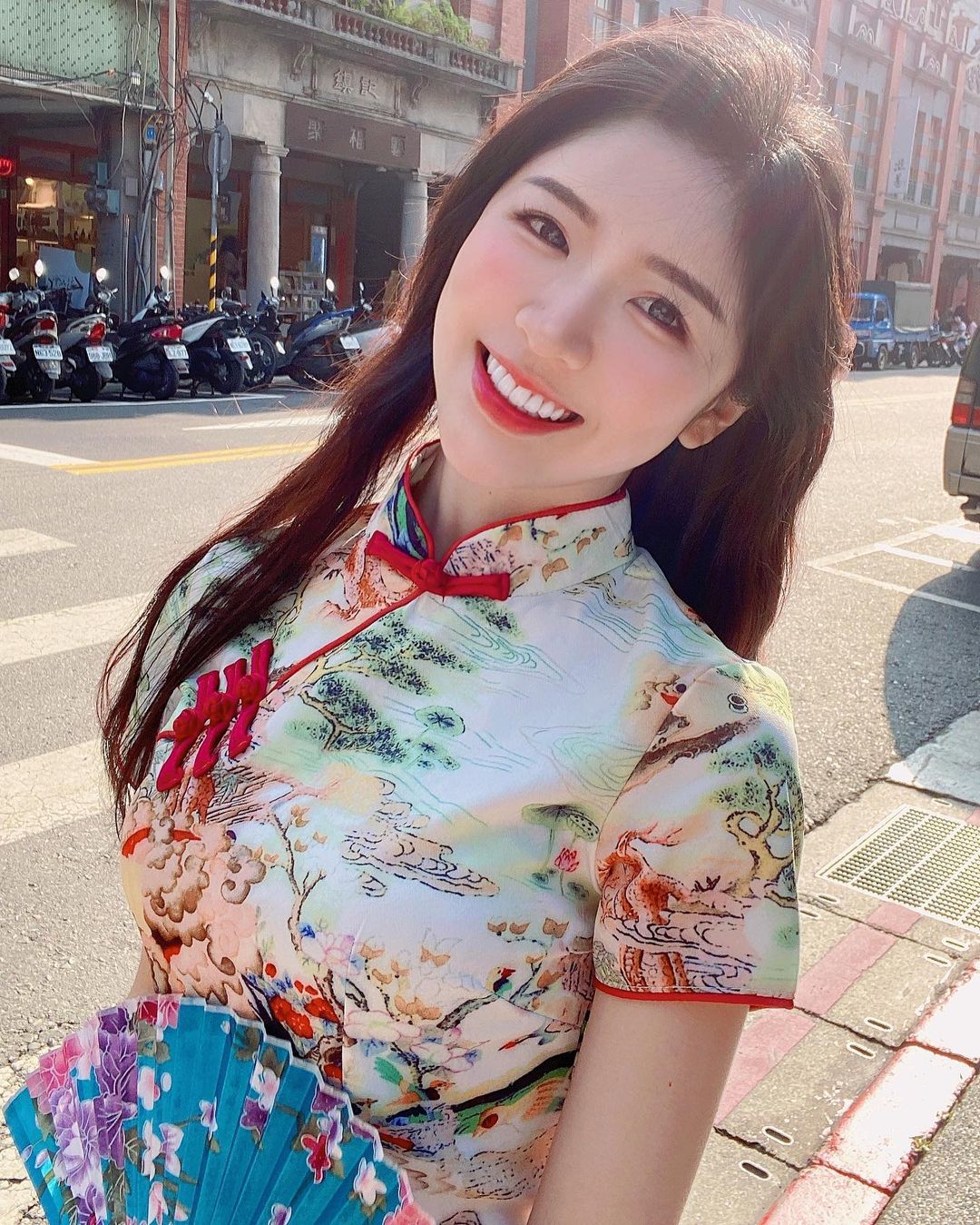 長髮妹子琪琪 魅惑大眼+修長美腿悄悄走進你的心~-第1章-图片1