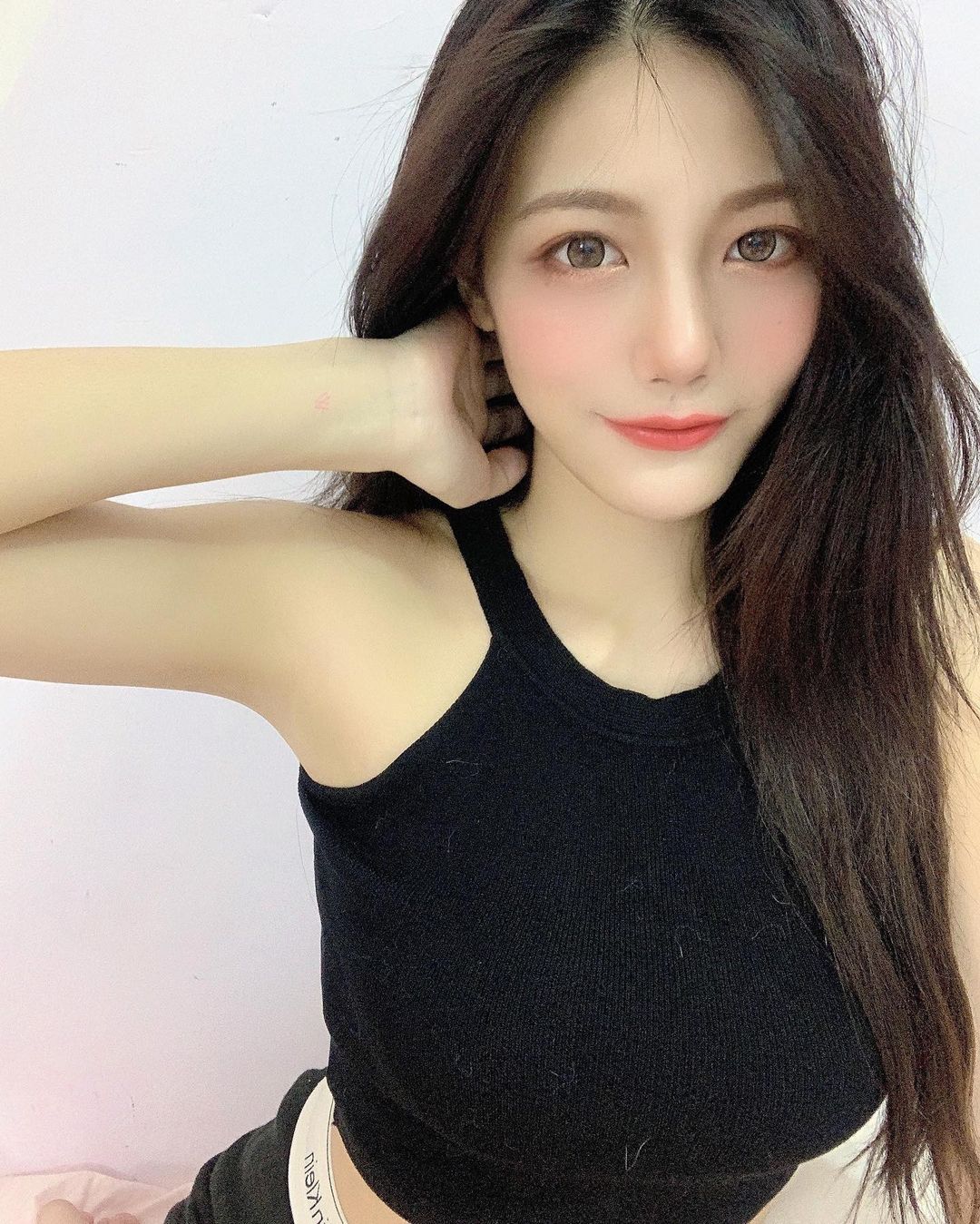 直播主陳葳 白嫩雪乳露出邪惡的事業線太犯規了吧~-第1章-图片2