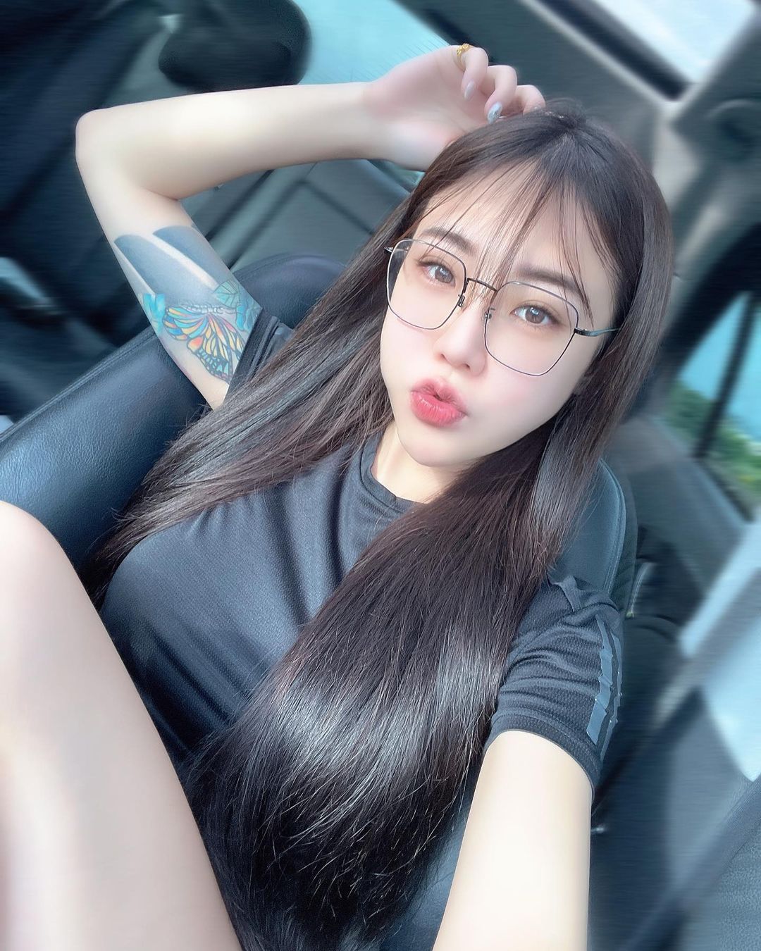 Tatuajes de brazos muy visibles de la hermana Shawi Deep V con el pecho bajo no es capaz de ocultar el pecho-第1章-图片9