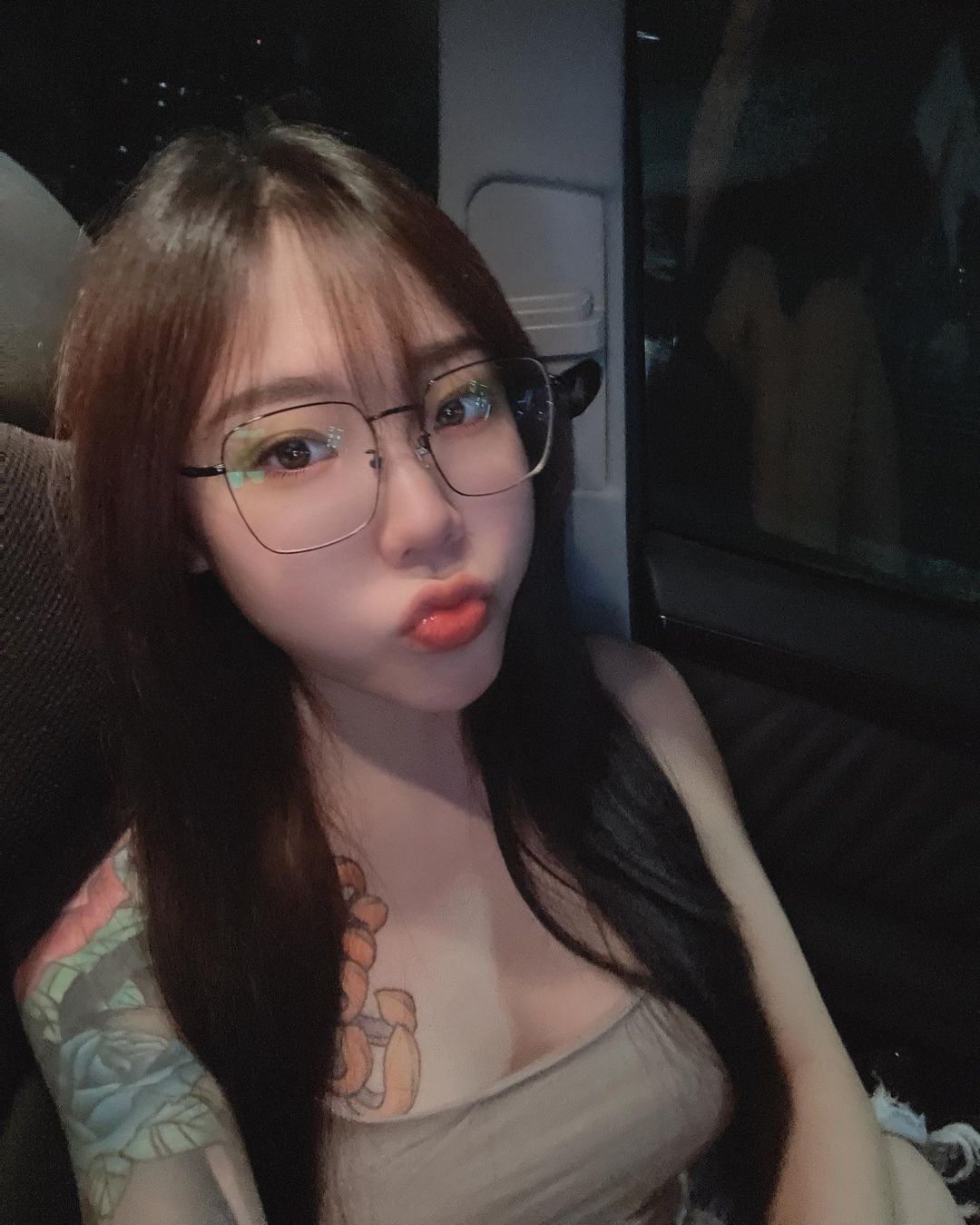 Tatuajes de brazos muy visibles de la hermana Shawi Deep V con el pecho bajo no es capaz de ocultar el pecho-第1章-图片17