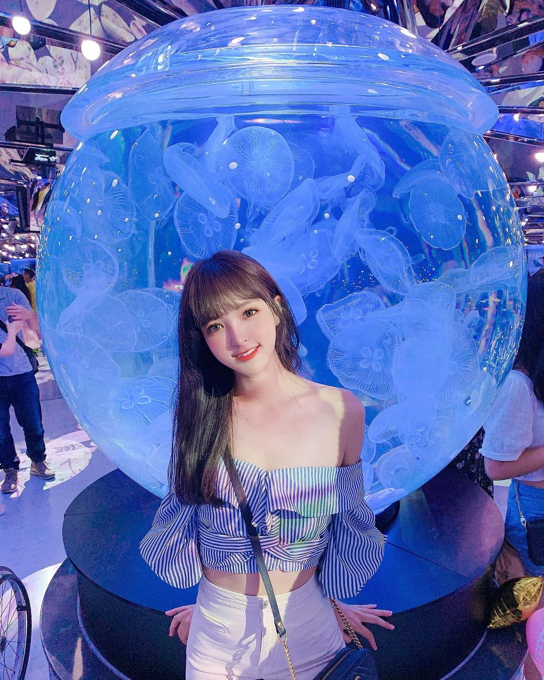 五官深邃的正妹 U 穿比基尼露出白皙的豐滿曲線辣暈路人-第1章-图片3