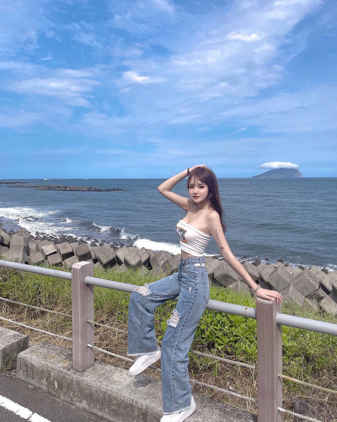 五官深邃的正妹 U 穿比基尼露出白皙的豐滿曲線辣暈路人-第1章-图片6