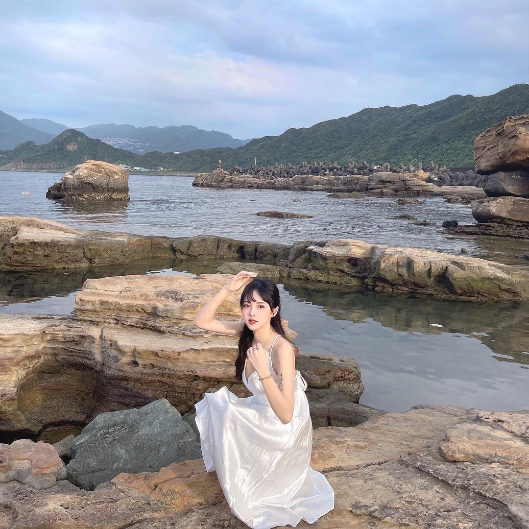 五官深邃的正妹 U 穿比基尼露出白皙的豐滿曲線辣暈路人-第1章-图片9
