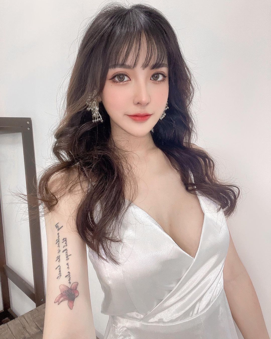 五官深邃的正妹 U 穿比基尼露出白皙的豐滿曲線辣暈路人-第1章-图片11