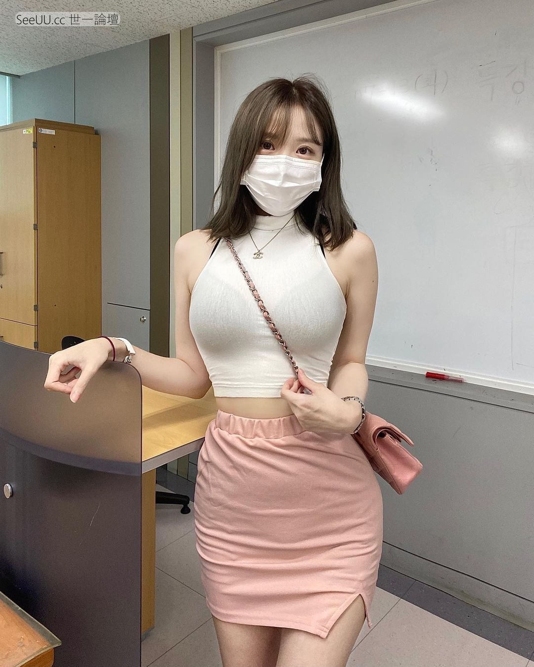 正妹教師上衣透出深色內衣 好身材讓學生陷入瘋狂