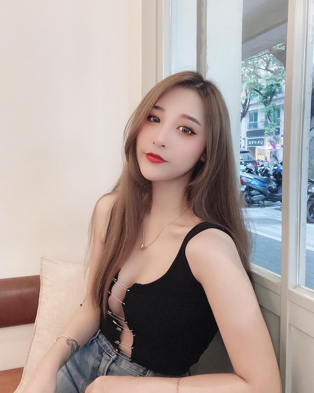 Vestido de cabello grande, blanco y blanco, con la mirada despejada.-第1章-图片13