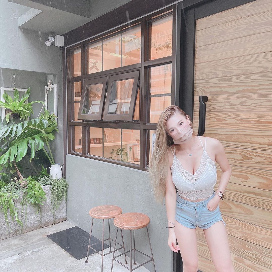 Big breasted sister Bella broadcast fire the southern hemisphere, strong E milk makes the eye untouchable!-第1章-图片11
