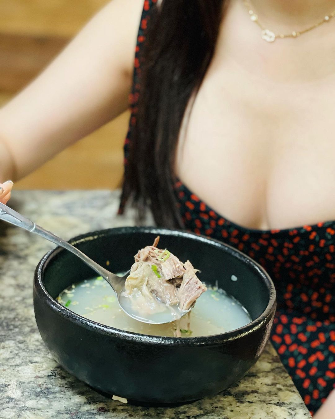氣質正妹徐恩 誘人的白皙巨乳畫面 好有魅力!-第1章-图片12