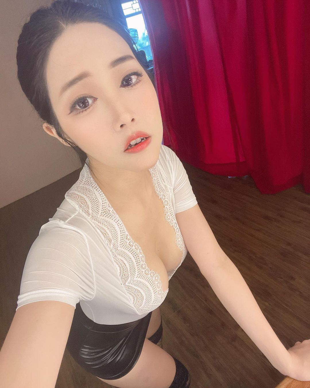 La chica J.K. sonríe y se enamora con el pecho blanco y las piernas largas.-第1章-图片12