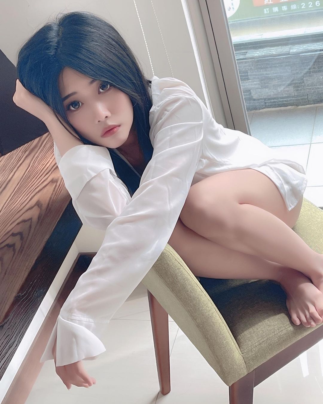La chica J.K. sonríe y se enamora con el pecho blanco y las piernas largas.-第1章-图片10