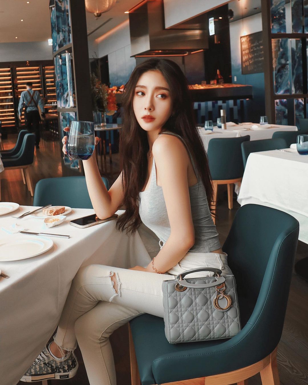 The charming look of the tempered little sister Anna and the sexy curve are really charming.-第1章-图片4