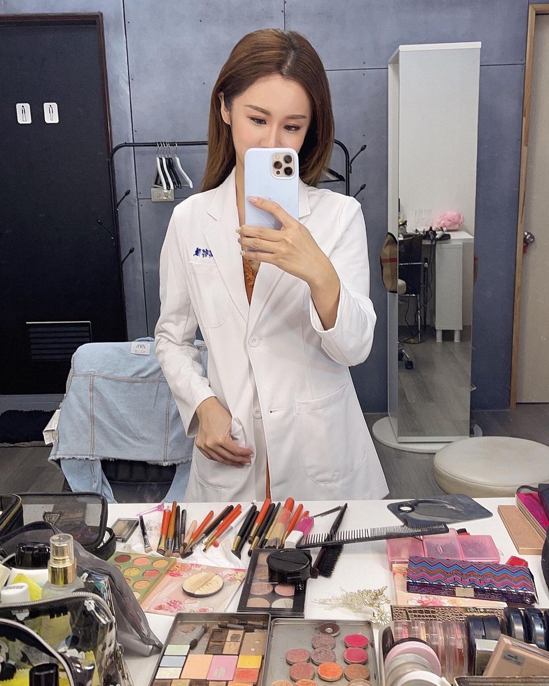 La farmacéutica más hermosa, Lily, además de la fórmula, es una modelo.-第1章-图片7