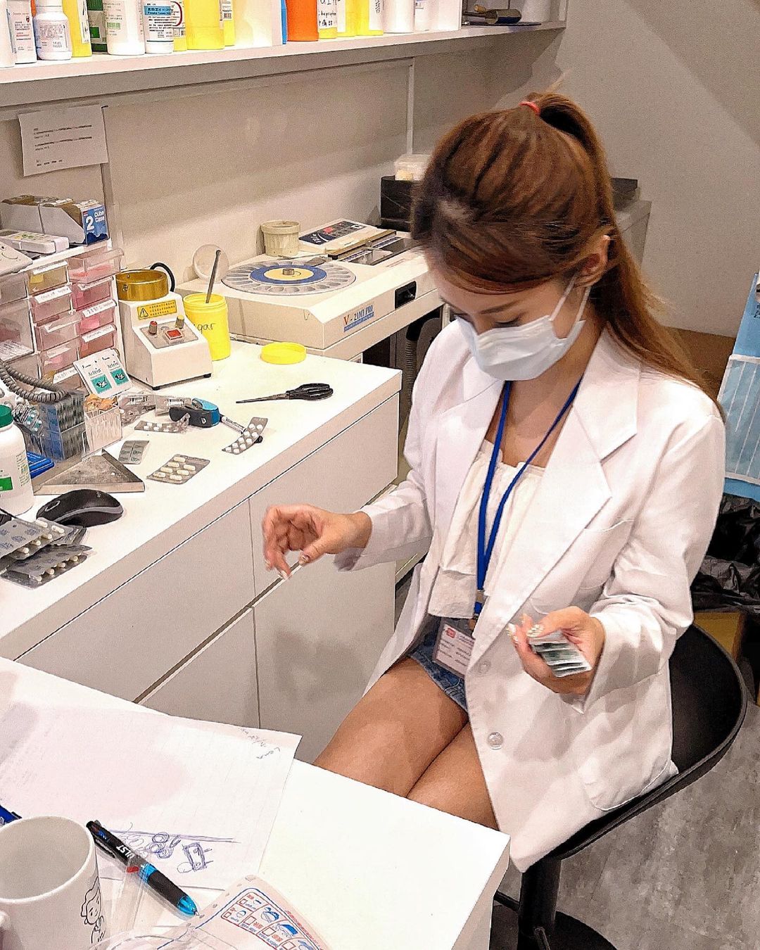 La farmacéutica más hermosa, Lily, además de la fórmula, es una modelo.-第1章-图片6