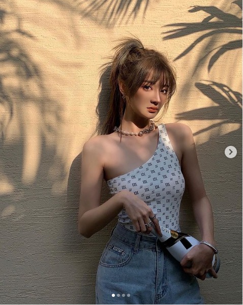骨感正妹「方大小姐」貴族氣場讓人拜倒在她石榴裙！-第1章-图片1