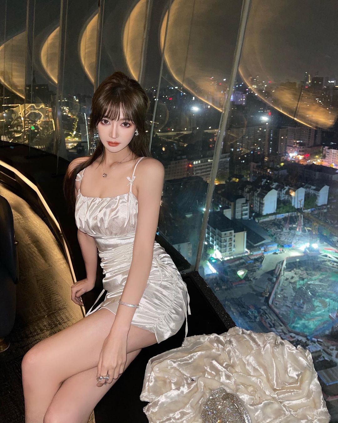 骨感正妹「方大小姐」貴族氣場讓人拜倒在她石榴裙！-第1章-图片2