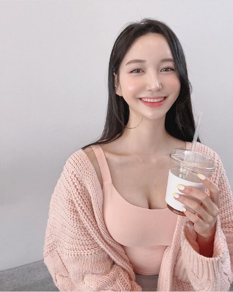 甜美笑容迷倒眾人，凹凸有致的身材更讓人屏息～yetto（홍대）