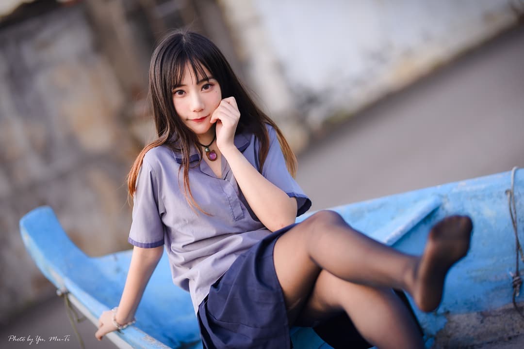 職業老司機糖糖 超萌學生服黑絲誘惑擋都擋不住好想坐在她隔壁-第1章-图片2