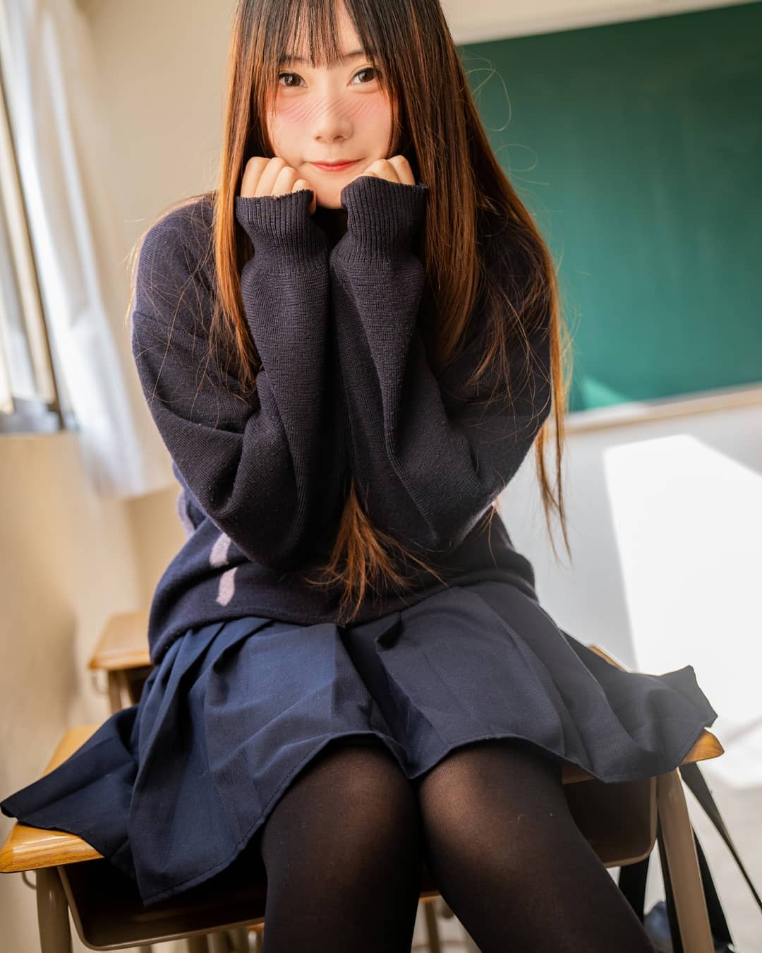 職業老司機糖糖 超萌學生服黑絲誘惑擋都擋不住好想坐在她隔壁-第1章-图片3