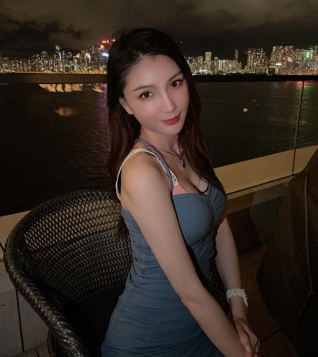 Super sexy beauty Fei pink swimsuit show bright eyes good appearance big tits crying out good fuck-第1章-图片2