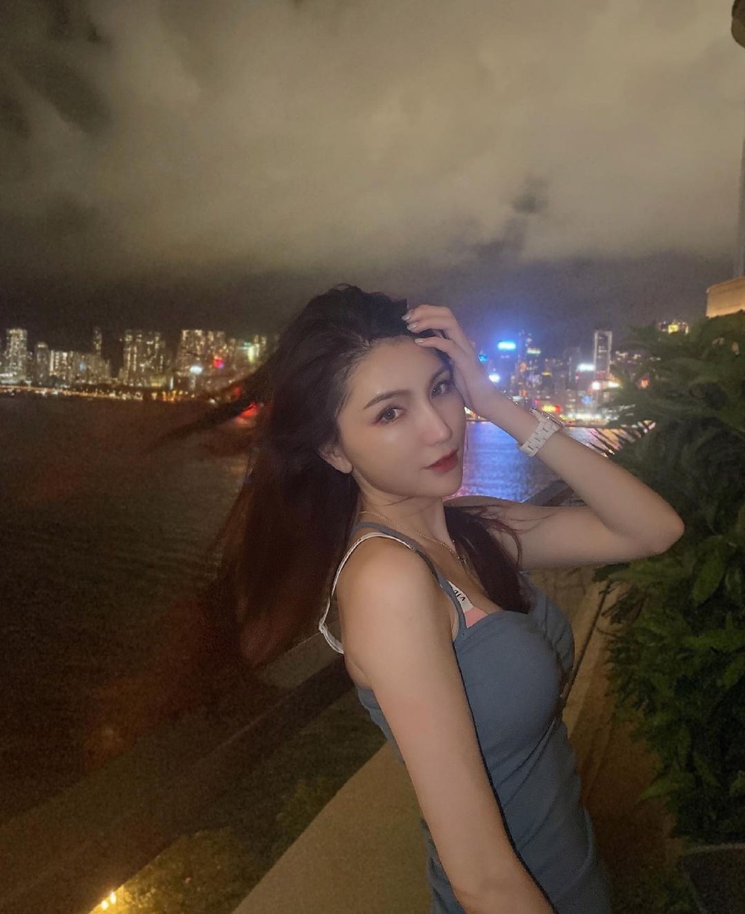 Super sexy beauty Fei pink swimsuit show bright eyes good appearance big tits crying out good fuck-第1章-图片3