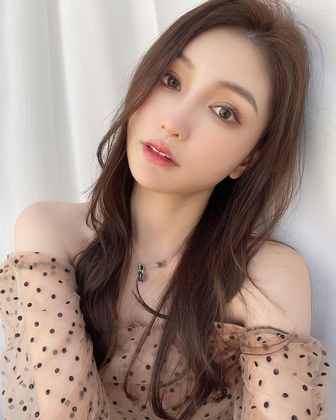 Super sexy beauty Fei pink swimsuit show bright eyes good appearance big tits crying out good fuck-第1章-图片7