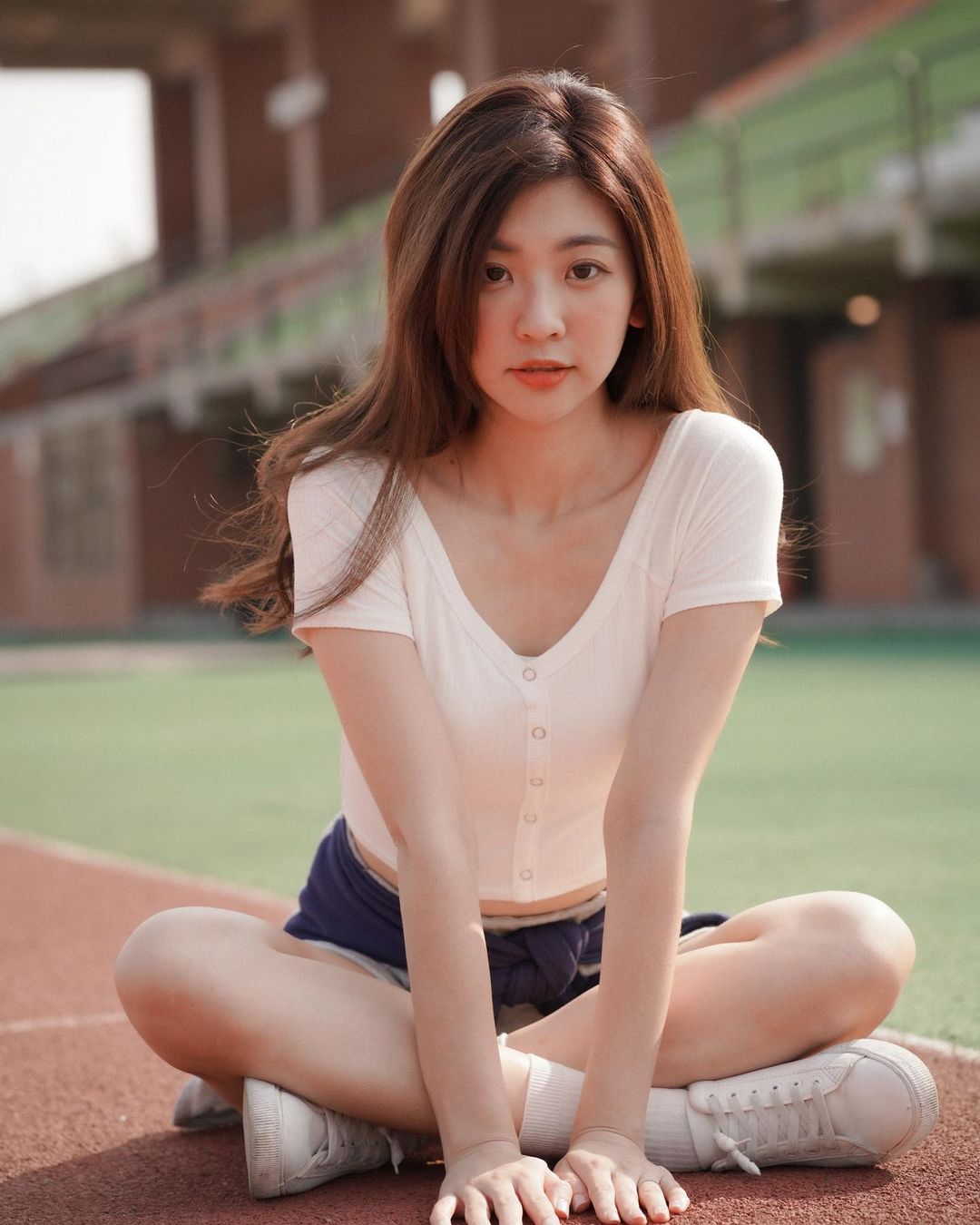 鄰家系美女模特古古 魅力電眼笑容超迷人白嫩纖長美腿更是可遇不可求-第1章-图片1
