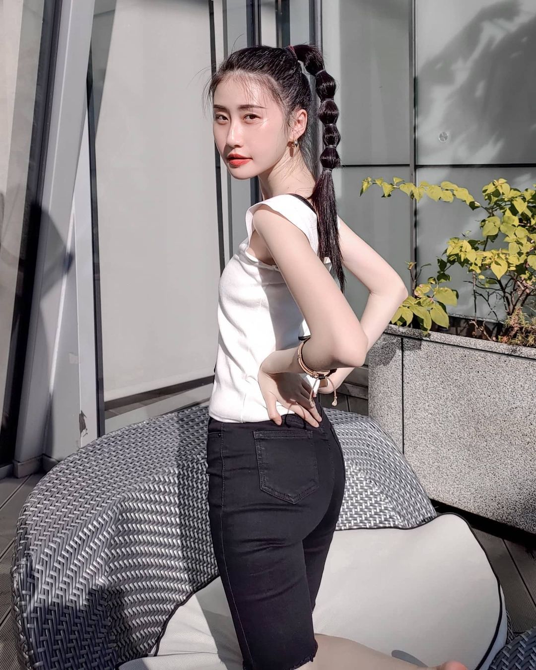 外拍時尚霸主王紅 白皙嫩腿渾圓美臀美到太過分-第1章-图片3
