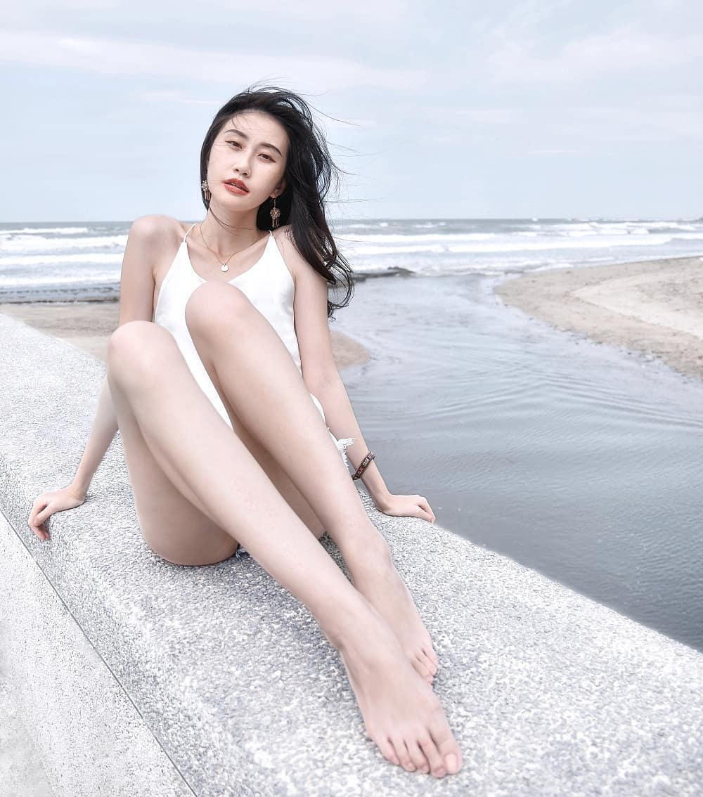 外拍時尚霸主王紅 白皙嫩腿渾圓美臀美到太過分-第1章-图片5