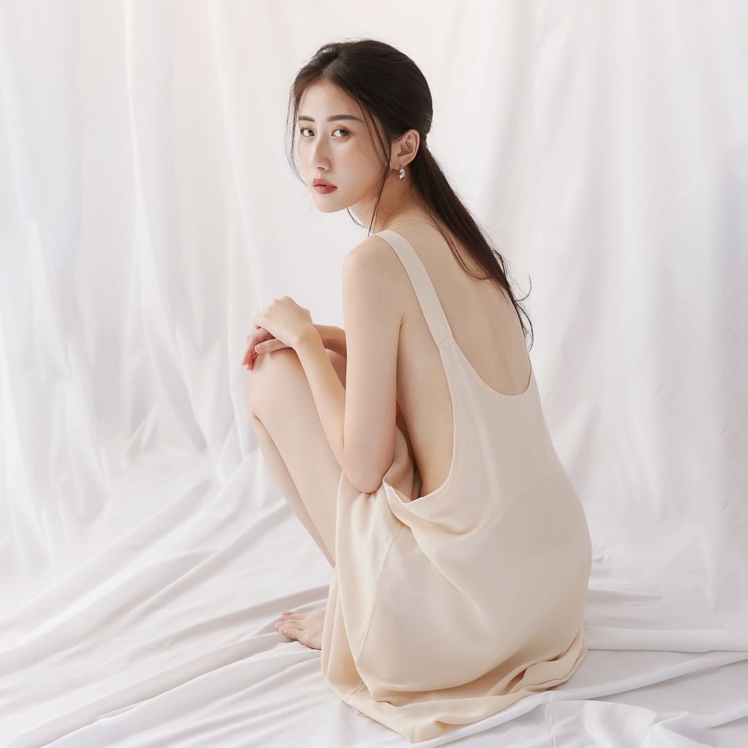 外拍時尚霸主王紅 白皙嫩腿渾圓美臀美到太過分-第1章-图片11