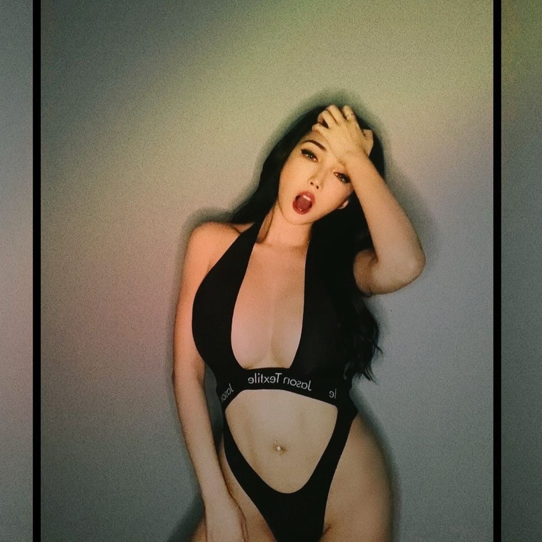 Devil's S-Class Body Beauty Witch Syuan Temptation S Curve Has Cross-Dimensional Body Forward Pulling Up Largest Legs Really Into the Sky-第1章-图片6