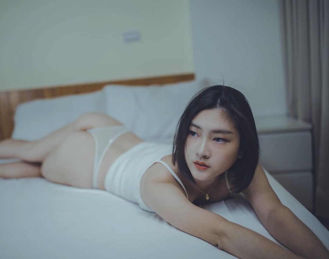 The artistic beauty Christine Sisi scale wide open without the bottom line without shame revealing her body curve.-第1章-图片6