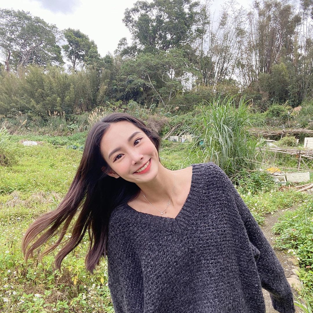 Los ojos de la mujer son muy bonitos, las piernas son muy bonitas y la sonrisa es perfecta para cuidarla.-第1章-图片1