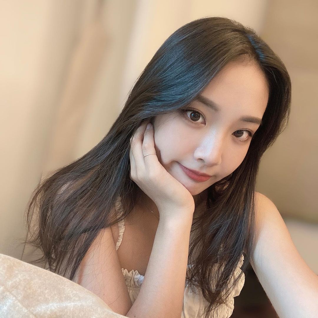 Los ojos de la mujer son muy bonitos, las piernas son muy bonitas y la sonrisa es perfecta para cuidarla.-第1章-图片8