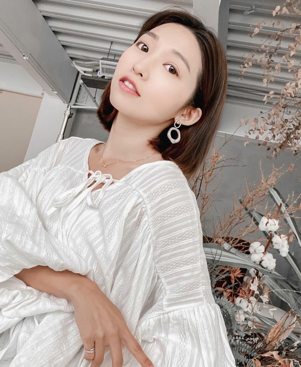 Beautiful short-haired sister 