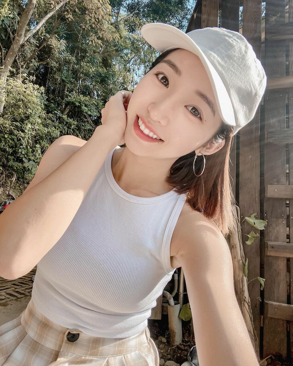Beautiful short-haired sister 